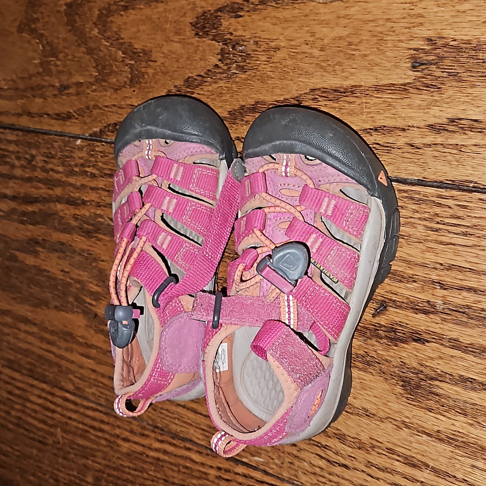 Girls keens, size 9